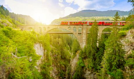 Urlaub Italien, Schweiz Reisen - Das Tal der Sonne mit Erlebnisfahrt Berninabahn