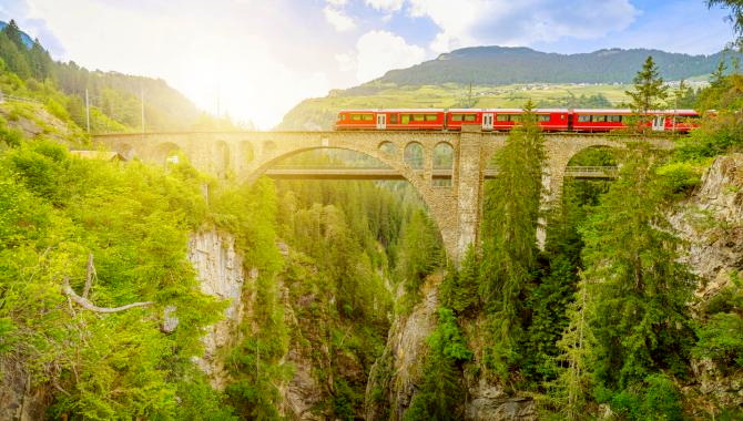 Urlaub Italien, Schweiz Reisen - Das Tal der Sonne mit Erlebnisfahrt Berninabahn